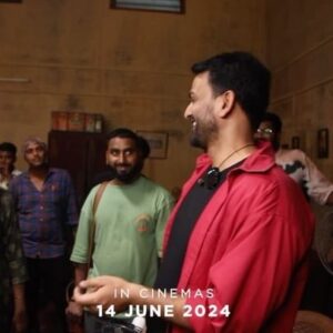 Dhananjay Instagram - ಕರೆಕ್ಟಾಗಿ ಒಂದು ವರ್ಷದ ಹಿಂದೆ ಸುಮಾರಿಗೆ ಇದೇ ಟೈಮಲ್ಲಿ ಮೈಸೂರಿನಲ್ಲಿ ತೆಗೆದಿದ್ದ ವಿಡಿಯೋ ಇದು. ಕೋಟಿ ಸಿನಿಮಾ ಶೂಟಿಂಗಲ್ಲಿ ಧನಂಜಯ ಅವರ ಮೊದಲ ದಿನ. ಆವತ್ತು ಸಿಕ್ಕಾಪಟ್ಟೆ ಬಿಸಿಲು ಮತ್ತು ಸೆಕೆ. ಕೋಟಿಯ ಮನೆ, ಲೈಫು ರಿಯಲ್ಲಾಗಿ ಕಾಣಿಸಬೇಕು ಅಂತ ಸಿಕ್ಕಾಪಟ್ಟೆ ಒದ್ದಾಡಿದ್ವಿ.

ಈ ಪಾತ್ರ ಹೇಗಾಗುತ್ತೋ, ಸಿನಿಮಾ ಹೇಗೆ ಬರುತ್ತೋ ಅಂತ ನರ್ವಸ್‌ ಆಗಿ ಶೂಟಿಂಗ್‌ ಮಾಡಿದ್ದೆ. ಕೋಟಿಯನ್ನು ತೋರಿಸೋದಕ್ಕೆ ಇನ್ನು ಇಪ್ಪತ್ತೇ ದಿನ ಬಾಕಿ ಇದೆ. ಈಗ ಸಿನಿಮಾ ನಿಮಗೆ ಇಷ್ಟವಾಗತ್ತೋ ಇಲ್ವೋ ಅನ್ನೋ ಕಾರಣಕ್ಕೆ ಸೇಮ್‌ ನರ್ವಸ್‌ ಫೀಲಿಂಗ್!‌

ಆದರೂ ಒಂಥರಾ ಚೆನ್ನಾಗಿದೆ!
ಕೋಟಿ, ಜೂನ್‌ ೧೪ಕ್ಕೆ

#Kotee
#KoteeMovie
#KoteeOnJune14th