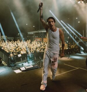 Di Ferrero Instagram - Macapá que noite incrível! Obrigado pelo show ! Já quero de novo ! Valeu @pauloricardo pelo carinho de sempre! Todos meus Fandangos Amo Vocês 🤘🖤
#OutraDoseTour #ODT 

📸 @marcelonava