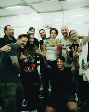 Di Ferrero Instagram - “On My Own (Live In Brazil)” @nxzerooficial & @theused disponível agora em todas as plataformas! Link nos stories e na bio. 

Foi Demais ter vivido esse momento tão especial na @iwannabe.tour ao lado dos meus Irmãos @geerocha, @filipe_fi, @cacograndino e @danielweksler ! Valeu #FNX e thank you @theused, @robbietheused, @danwhitesidesdrums, @virtualjepha, @brutalford, we fucking love you 🖤🤘

📸 @cesinha