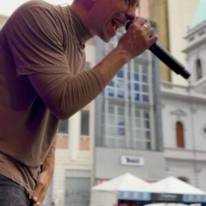 Di Ferrero Instagram - Um Domingo atípico! às 9 da manhã rolou show Nessa Manhã Chuvosa de SP e vocês estavam lá cantando comigo! Amo vocês obrigado 🙌🖤 Hoje tb Indaiatuba/SP to indo!! às 19h estou no Palco  #ODT #OutraDoseTour 

📸 @befazio