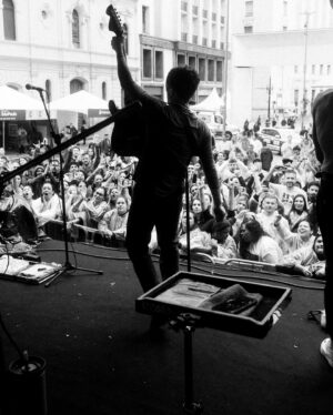 Di Ferrero Instagram - Um Domingo atípico! às 9 da manhã rolou show Nessa Manhã Chuvosa de SP e vocês estavam lá cantando comigo! Amo vocês obrigado 🙌🖤 Hoje tb Indaiatuba/SP to indo!! às 19h estou no Palco  #ODT #OutraDoseTour 

📸 @befazio