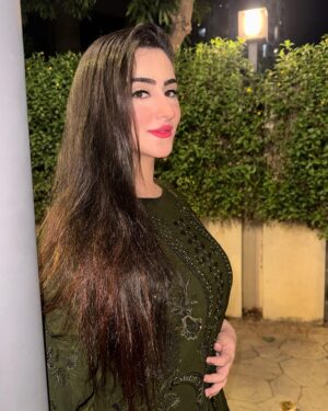 Diana Khan Instagram - Ishq-e-Khwab Khwaab Sa Hai
Mera Behisaab Sa Hai
Tere Labb Choom Loon Main
Urdu Ki Kitaab Sa Hai💫