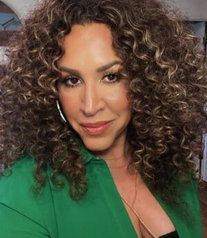 Diana Maria Riva Instagram - Walked right into first week of Spring!! 🌿🌷☀️
•
Makeup @susanzeymua 
Curls by @shaylinjoneshair 
Hair Color @angelkosio 
•
•
#latinasactingup 
#curly 
#curls
#curlygirl
#curl
#naturalhair 
#latina 
#spring #springfashion