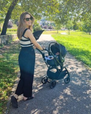 Diana Marquês Guerra Instagram - A nossa pequena começou a viajar desde cedo! Escolhemos o carrinho Leona Luxe da @maxicosi_eu e não podia estar mais feliz! Super prático, fácil de conduzir, leve e compacto! A cadeira auto Pebble 360 Pro com 2 posições, uma sentada e outra totalmente deitada, é perfeita para viagens mais longas, e neste caso, um pequeno passeio pelo parque! 

#maxicosimum #maxicosi #leonaluxe #pebble360pro  #mummyslittlegirl