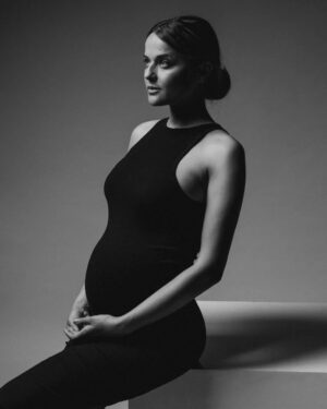 Diana Marquês Guerra Instagram - Patiently waiting to meet my baby girl 🌺
while @heraphotoshooting does its magic 
🎞 @jotagrilo
🖌 @rafaelafonseca___