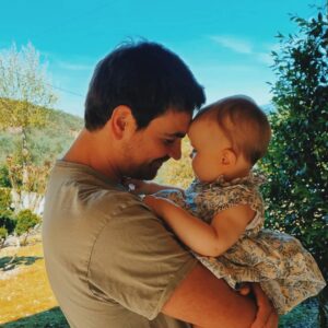 Diana Marquês Guerra Instagram - Parabéns a ti ❤️ O presente está aí, uma filha que é copy-paste do paizinho dela! 🙈Parabéns neste dia que este ano é ainda mais especial por tantas razões. Parabéns ao homem da minha vida. Amo-te muito e a esta família linda que temos ✨️
@diogo_o_lopes