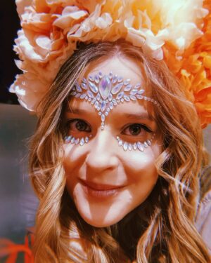 Diana Marquês Guerra Instagram - "A vida são dois dias e o Carnaval são três".🌺
Este ano foi diferente e mais curtinho mas sempre em bom! Foto da praxe check 🌸🌼🎉
.
#carnaval #carnaval2023 #carnavaldabene