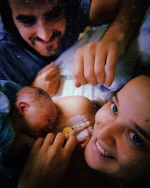 Diana Marquês Guerra Instagram - Eleanor  21•06•2023
/ É•LA•NÔR /
Quase uma semana depois para conseguir dizer algo sobre este momento tão incrível que estamos a viver, e a única palavra possível é "indiscritível". Nasceu a nossa princesa Eleanor e nasceu uma mãe e um pai completamente apaixonados por ela. Há o risco de ela fazer de nós tudo o que quiser. 
Um momento incrível que só foi possível graças à super equipa de profissionais do Hospital de Guimarães, estaremos eternamente gratos por todo o profissionalismo, respeito pelas nossas escolhas, por toda a ajuda constante e simpatia que recebemos. Obrigada de coração a todos vós que fizeram parte deste momento, em especial ao Dr. José Furtado, Enfermeira Sofia Leite, Dr. Ana Sofia Carneiro, Enfermeira Isabel Vila e Angela Sousa. Obrigada, obrigada!!! 🙏🤍 
E agora vou voltar para a bolha! 💞👶🏼💞