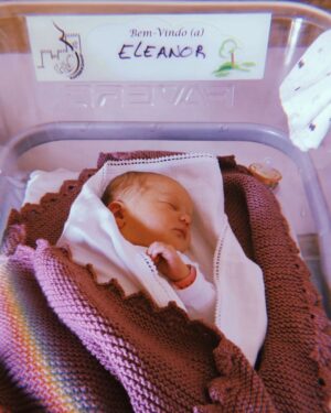 Diana Marquês Guerra Instagram - Eleanor  21•06•2023
/ É•LA•NÔR /
Quase uma semana depois para conseguir dizer algo sobre este momento tão incrível que estamos a viver, e a única palavra possível é "indiscritível". Nasceu a nossa princesa Eleanor e nasceu uma mãe e um pai completamente apaixonados por ela. Há o risco de ela fazer de nós tudo o que quiser. 
Um momento incrível que só foi possível graças à super equipa de profissionais do Hospital de Guimarães, estaremos eternamente gratos por todo o profissionalismo, respeito pelas nossas escolhas, por toda a ajuda constante e simpatia que recebemos. Obrigada de coração a todos vós que fizeram parte deste momento, em especial ao Dr. José Furtado, Enfermeira Sofia Leite, Dr. Ana Sofia Carneiro, Enfermeira Isabel Vila e Angela Sousa. Obrigada, obrigada!!! 🙏🤍 
E agora vou voltar para a bolha! 💞👶🏼💞