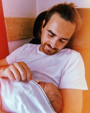 Diana Marquês Guerra Instagram - Eleanor  21•06•2023
/ É•LA•NÔR /
Quase uma semana depois para conseguir dizer algo sobre este momento tão incrível que estamos a viver, e a única palavra possível é "indiscritível". Nasceu a nossa princesa Eleanor e nasceu uma mãe e um pai completamente apaixonados por ela. Há o risco de ela fazer de nós tudo o que quiser. 
Um momento incrível que só foi possível graças à super equipa de profissionais do Hospital de Guimarães, estaremos eternamente gratos por todo o profissionalismo, respeito pelas nossas escolhas, por toda a ajuda constante e simpatia que recebemos. Obrigada de coração a todos vós que fizeram parte deste momento, em especial ao Dr. José Furtado, Enfermeira Sofia Leite, Dr. Ana Sofia Carneiro, Enfermeira Isabel Vila e Angela Sousa. Obrigada, obrigada!!! 🙏🤍 
E agora vou voltar para a bolha! 💞👶🏼💞