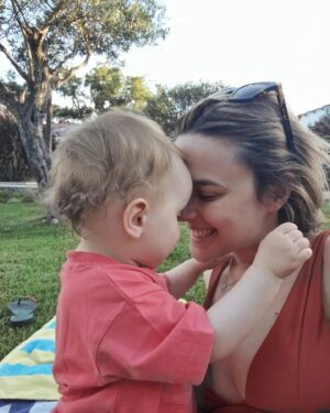 Diana Marquês Guerra Instagram - A minha menina fez 1 aninho. E até aqui nunca soube o verdadeiro poder de um sorriso. E que sorriso o dela 🧡
Parabéns filha linda!
Parabéns Eleanor 🎈