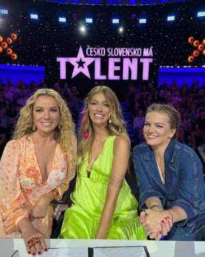 Diana Mórová Instagram - Girl power! 🔥❤️ Sledujte @csmt_tvjoj každú nedeľu o 20:40 na JOJke a 20:15 na Primě. ⭐️

#tvjoj #csmt #ceskoslovenskomatalent #csmt2023 #csmttvjoj