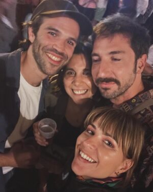 Diana Nicolau Instagram - Abrimos os Santos e a época de festas em que vale tudo. 
Conseguir respeitar o dress code da festa do Manel e da Raquel e conciliar isso com uma sardinhada na Mouraria, não foi fácil. Mas coube tudo. Nunca a Mouraria viu uma camisa de noite, com touca de cetim montada numas botas de cowboy assim. 💃

Um convívio simples e modesto como só eles sabem, n é? 😉 @manelmoreira e @raquel.tillo 
🙌🏻💓

PS-adorava ter o glamour e a sensualidade da @gabrielalrbarros que sabe aproveitar uma escadaria como ninguém. Já eu, só sou boa a entornar o caldo na pista. 🤦‍♀️