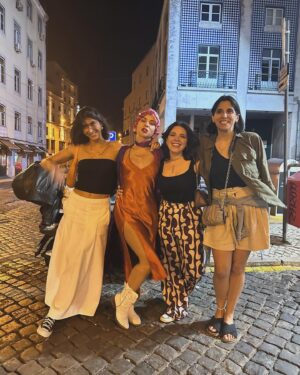 Diana Nicolau Instagram - Abrimos os Santos e a época de festas em que vale tudo. 
Conseguir respeitar o dress code da festa do Manel e da Raquel e conciliar isso com uma sardinhada na Mouraria, não foi fácil. Mas coube tudo. Nunca a Mouraria viu uma camisa de noite, com touca de cetim montada numas botas de cowboy assim. 💃

Um convívio simples e modesto como só eles sabem, n é? 😉 @manelmoreira e @raquel.tillo 
🙌🏻💓

PS-adorava ter o glamour e a sensualidade da @gabrielalrbarros que sabe aproveitar uma escadaria como ninguém. Já eu, só sou boa a entornar o caldo na pista. 🤦‍♀️
