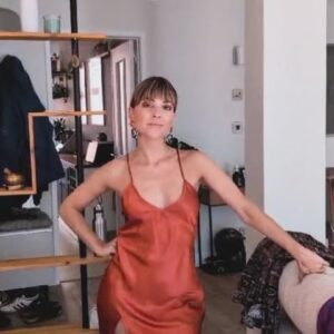 Diana Nicolau Instagram - Abrimos os Santos e a época de festas em que vale tudo. 
Conseguir respeitar o dress code da festa do Manel e da Raquel e conciliar isso com uma sardinhada na Mouraria, não foi fácil. Mas coube tudo. Nunca a Mouraria viu uma camisa de noite, com touca de cetim montada numas botas de cowboy assim. 💃

Um convívio simples e modesto como só eles sabem, n é? 😉 @manelmoreira e @raquel.tillo 
🙌🏻💓

PS-adorava ter o glamour e a sensualidade da @gabrielalrbarros que sabe aproveitar uma escadaria como ninguém. Já eu, só sou boa a entornar o caldo na pista. 🤦‍♀️