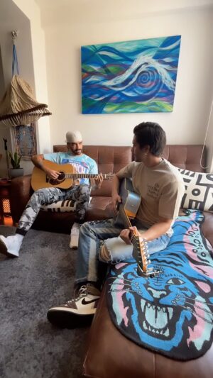 Diego Amozurrutia Instagram - My bro y yo estamos por comenzar un proyecto juntos y este es un video para celebrarlo! 
Que gozada crear juntos! 
Que no pare la musica y la buena vibra! 
🤜🏾🤛🏼

#brothers #music #neyo #sosick #cover #guitar #losamoz #amoz