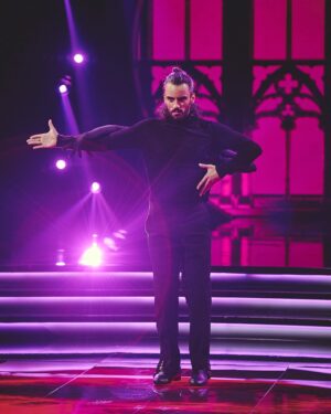 Diego Amozurrutia Instagram - ¡Así se hace! 👏🏼 @diego_amoz deja claro que lo importante siempre es levantarse y continuar 🔝 ¡Bravo! #MiraQuienBaila

Dancer @sofiaghavami 
Choreographers @sofiaghavami @allengenkin