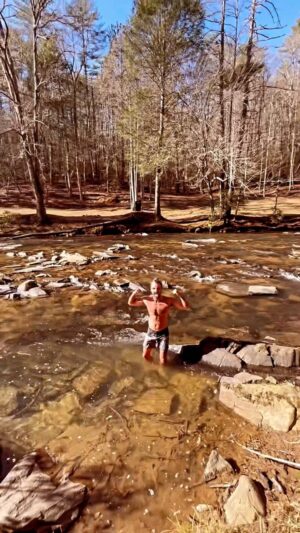 Diego Amozurrutia Instagram - Así decidimos empezar el año 2024, agua helada de río, creo que afuera hacía más frío que adentro! 🧊❄️🌲