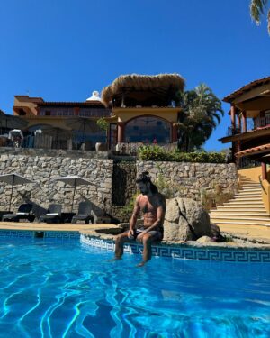Diego Amozurrutia Instagram - Mi México y su magia… Gracias @casaceibahuatulco por hacernos sentir en casa. 
Gracias @huatulqueando por mostrarnos lugares tan bellos como este hotel que es la construcción más antigua de la zona, una casa llena de historia con la mejor atención y una hermosa vista de la playa.