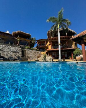 Diego Amozurrutia Instagram - Mi México y su magia… Gracias @casaceibahuatulco por hacernos sentir en casa. 
Gracias @huatulqueando por mostrarnos lugares tan bellos como este hotel que es la construcción más antigua de la zona, una casa llena de historia con la mejor atención y una hermosa vista de la playa.