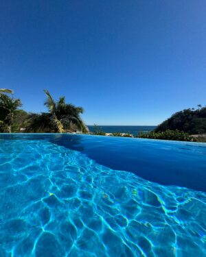 Diego Amozurrutia Instagram - Mi México y su magia… Gracias @casaceibahuatulco por hacernos sentir en casa. 
Gracias @huatulqueando por mostrarnos lugares tan bellos como este hotel que es la construcción más antigua de la zona, una casa llena de historia con la mejor atención y una hermosa vista de la playa.