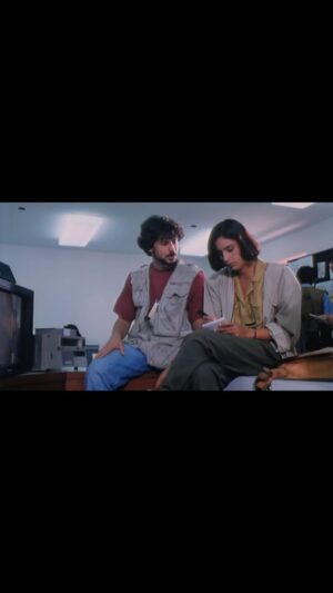 Diego Bertie Instagram - Les comparto algunas escenas de “Reportaje a la Muerte”. Una película que habla de como dos periodistas, reportera y camarógrafo, cubren incidentes violentos en un motín en una cárcel de presos comunes. El horror se ha convertido en espectáculo. La televisión al transmitir en directo, permite que los amotinados se miren como personajes protagónicos. Los periodistas comprenden, después de una serie de conflictos, el fenómeno en el cual participan. Están retroalimentando la violencia. La transmisión en directo circula a través de las imágenes de la televisión y éstas vuelven a alimentar la violencia real. Todos los hechos están inspirados en el motín del Penal El Sexto, ocurrido en Lima en marzo de 1984. 

#tbt #DiegoBertie