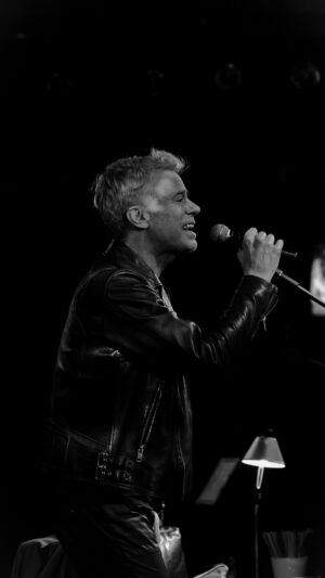 Diego Bertie Instagram - ¡Que lindo hacer música para comapartir! ❤️‍🔥

Ha pasado un mes desde que arrancamos con Días de furia y no podría estar más agradecido por cantar conmigo y hacer cada noche única. Me encanta compartir con ustedes nueva música y que me acompañen en esta gran aventura. En julio, extendemos “Días de Furia” con 4 únicas funciones para seguir cantando las mejores canciones de los 80s, 90s y mis últimos temas. 🔥 

 ¡Nos vemos todos los martes de Julio en @laaestaciondebarranco! 🎸

  🎟 Consigue tus entradas en  @teleticket.oficial – link en bio  #DiegoBertie #DiasDeFuria   @radiooxigeno @11y6management