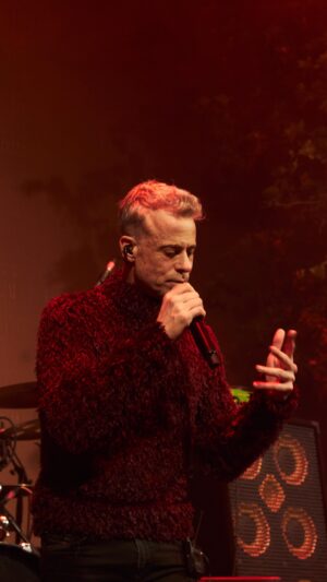 Diego Bertie Instagram - Me encanta poder compartir música con ustedes y poder llegar a sus corazones. Regresar a los escenarios musicales me permite sentir la conexión con ustedes de una forma más directa y especial.
¡Espero tengan un lindo fin de semana!
#DiegoBertie