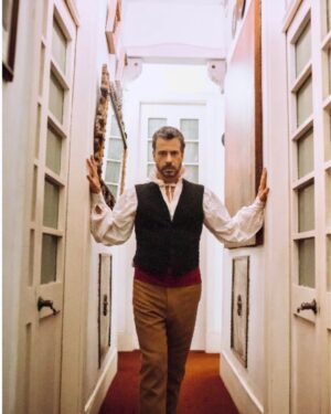 Diego Bertie Instagram - Estamos viviendo una época turbulenta donde diferentes problemas han empezado a surgir en nuestro país y el mundo entero. Muchas veces parece que no hay salida, que no hay solución… pero al final del camino, nos daremos cuenta de todos los aprendizajes que nos llevamos. Les agradezco de todo corazón todo el apoyo que recibo al compartir mi música, es sin duda, una herramienta que utilizo para transmitir un mensaje que nos aliente a seguir hacía adelante, a seguir con fuerza. Usemos la música para transformar y evolucionar cada día, para ser mejores personas y seres humanos. #DiegoBertie #VamosPaLante