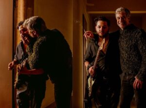 Diego Bertie Instagram - Faltan 3 días para el lanzamiento de nuestra canción y no puedo estar más emocionado, tanto trabajo, tanto tiempo, y por fin compartiremos esto. Y triste a la vez, tengo una pena muy honda por hacerlo sin ti presente, pero se que desde la luz nos acompañarás en el lanzamiento @diegobertieb. Escogimos el teatro Antonio Banderas para el estreno ya que Diego era un hombre de tablas, de escenario, y no podemos estar más felices con todo el cariño de los fans y el buen recibimiendo de los medios. Me parece increíble hacerlo sin ti, hermano, después de tanto planear, después de tanto soñar, yo quería seguir aprendiendo de ti, quería ver como se lanzaba un videoclip a lo grande, que tu me guíes, y ahora me toca hacerlo sin ti. Pero me quedo con el orgullo que tenías al ver como estaba quedando el video y ese abrazo que nos dimos al final del rodaje. Hemos preparado un mural para ti ese día, lindo, lleno de flores para que la gente pueda despedirse de ti y adornen este momento con su cariño infinito. Aunque, -para ser honestos- sabemos que nunca nos vamos a despedir de ti, porque tú eres eterno. Me diste la oportunidad de grabar juntos, me diste la oportunidad de ser productor de tu disco, y lo más bonito, me diste la oportunidad de que seamos amigos. Este lunes estrenamos en el teatro a las 7 pm y luego en todas las plataformas digitales! Por ti, hermano! Gracias a todos!
#QuéVasAHacer? 

@augustomadueno