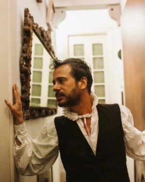 Diego Bertie Instagram - Estamos viviendo una época turbulenta donde diferentes problemas han empezado a surgir en nuestro país y el mundo entero. Muchas veces parece que no hay salida, que no hay solución… pero al final del camino, nos daremos cuenta de todos los aprendizajes que nos llevamos. Les agradezco de todo corazón todo el apoyo que recibo al compartir mi música, es sin duda, una herramienta que utilizo para transmitir un mensaje que nos aliente a seguir hacía adelante, a seguir con fuerza. Usemos la música para transformar y evolucionar cada día, para ser mejores personas y seres humanos. #DiegoBertie #VamosPaLante