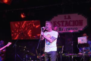 Diego Bertie Instagram - Ayer fue un día muy especial, me sentí nervioso, emocionado y feliz por vovler a cantar en vivo. Me divertí mucho con el público, estuvieron prendidos de principio a fin durante el espectáculo, cantaron conmigo todas las canciones. Fue un repertorio súper bonito, que puede variar para las siguientes presentaciones, sumando nuevas canciones que tenemos preparadas. Lo importante es que nos divertimos todos, la banda sonó lindo, la vibra fue increíble y me convence nuevamente que este es el camino indicado. 

📸 @adrianaliloo 

#DiegoBertie #DiasDeFuria @11y6management @radiooxigeno #LaEstaciónDeBarranco