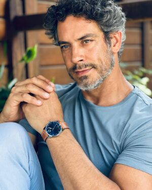 Diego Cristo Instagram - O Natal chegando, tempo de festas, se presentear e presentear alguém com um relógio da Vivara é mais que especial, é inesquecível.

#MovadoWatches 
#vivarawatches
@vivaraonline