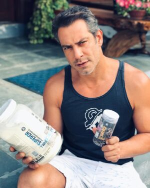 Diego Cristo Instagram - Eu e Meus mais novos companheiros  de Treino !! ✅ AGORA TAMBÉM FAÇO PARTE DO TIME @evolutionnutritionlab 

Tem desconto pra vocês seguidores seguidoras 👆 

CUPOM: DIEGOCRISTO20
Dá Direito a 20% de Desconto com esse CUPOM galera!! EM TODOS OS PRODUTOS!! QUANTAS VEZES VOCÊ QUISER 👀🤝

Meu Segredo para dar um gás nos treinos e ainda queimar as gorduras locais!! ⁣⁣⁣
⁣⁣⁣
💥Apresento a vocês o termogênico SHREDRIPPED da @evolutionnutritionlab também conhecido como “queimador de Gorduras e pré treino” ⁣⁣⁣
⁣
💥Ele faz você suar 2x mais! Queimando mais calorias! ⁣
⁣⁣⁣
💥Essa edição limitada possui 200mg de cafeína (mais forte) e as cápsulas são 100% fabricadas nos EUA. Ainda mais performance, rendimento e potencial emagrecimento e definição muscular.⁣⁣⁣
⠀⁣⁣⁣
-Quantidade: 90 cápsulas⁣⁣⁣
⠀⁣⁣⁣
- 100% Cafeína anidra⁣⁣⁣
⠀⁣⁣⁣
- 200mg de Cafeína por cápsula⁣⁣⁣
⠀⁣⁣⁣
- 500 mg óleo de cártamo⁣⁣⁣
⠀⁣⁣⁣
- Cápsula 100% made in USA⁣⁣⁣
⠀⁣⁣⁣
🔥Cupom de 20% de desconto: DIEGOCRISTO20
⁣⁣⁣

Adquira o seu no site:
www.evolutionnutritionlab.com.br

#evolution #evolutionnutrition #evo #suplemento #suplementação #fitness #promoção #whey 

SEM FALAR DO WHEY PROTEIN SABOR LEITE NINHO 😜😜 CORRE LÁ E GARANTA O SEU!! 

USE MEU CUPOM DE DESCONTO %
DIEGOCRISTO20 
Ganhe 20% de DESCONTO EM QQ PRODUTO @evolutionnutritionlab