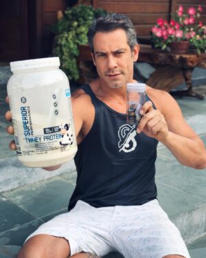 Diego Cristo Instagram - Eu e Meus mais novos companheiros  de Treino !! ✅ AGORA TAMBÉM FAÇO PARTE DO TIME @evolutionnutritionlab 

Tem desconto pra vocês seguidores seguidoras 👆 

CUPOM: DIEGOCRISTO20
Dá Direito a 20% de Desconto com esse CUPOM galera!! EM TODOS OS PRODUTOS!! QUANTAS VEZES VOCÊ QUISER 👀🤝

Meu Segredo para dar um gás nos treinos e ainda queimar as gorduras locais!! ⁣⁣⁣
⁣⁣⁣
💥Apresento a vocês o termogênico SHREDRIPPED da @evolutionnutritionlab também conhecido como “queimador de Gorduras e pré treino” ⁣⁣⁣
⁣
💥Ele faz você suar 2x mais! Queimando mais calorias! ⁣
⁣⁣⁣
💥Essa edição limitada possui 200mg de cafeína (mais forte) e as cápsulas são 100% fabricadas nos EUA. Ainda mais performance, rendimento e potencial emagrecimento e definição muscular.⁣⁣⁣
⠀⁣⁣⁣
-Quantidade: 90 cápsulas⁣⁣⁣
⠀⁣⁣⁣
- 100% Cafeína anidra⁣⁣⁣
⠀⁣⁣⁣
- 200mg de Cafeína por cápsula⁣⁣⁣
⠀⁣⁣⁣
- 500 mg óleo de cártamo⁣⁣⁣
⠀⁣⁣⁣
- Cápsula 100% made in USA⁣⁣⁣
⠀⁣⁣⁣
🔥Cupom de 20% de desconto: DIEGOCRISTO20
⁣⁣⁣

Adquira o seu no site:
www.evolutionnutritionlab.com.br

#evolution #evolutionnutrition #evo #suplemento #suplementação #fitness #promoção #whey 

SEM FALAR DO WHEY PROTEIN SABOR LEITE NINHO 😜😜 CORRE LÁ E GARANTA O SEU!! 

USE MEU CUPOM DE DESCONTO %
DIEGOCRISTO20 
Ganhe 20% de DESCONTO EM QQ PRODUTO @evolutionnutritionlab