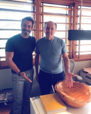Diego Cristo Instagram - • Hoje foi um dia especial, uma reunião muito produtiva com um dos maiores arquitetos desse País @dbarq01.
Um  querido, que me recebeu super bem, além de me presentear com o seu livro... @dbarq01 obrigaduuuuuu Dia de conectar arte !!!
Muitas coisas boas vem por aí com @dbarq01 e @atelierdiegocristo 🙏🙏!! #deusnocomando #vidalonga #soosfortessobrevivem