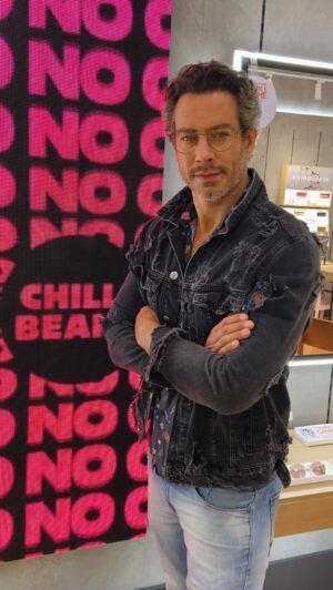 Diego Cristo Instagram - GALERA com muita Honra faço parte do Squad da Ótica Chilli Beans, que está trazendo muitas novidades para o mercado, em design e conceito. Além de trabalhar com as melhores lentes de Grau do segmento. Um lifestyle único e exclusivo esperando por você!!!
Se você ainda não conhece a Ótica, corre e já segue o Instagram que tem muita novidade boa vindo por aí @oticachillibeans #ÓticaChilliBeans #QuemVocêQuerSerHoje #EspecialistasEmGrau #ChilliSquad @oticachilli.oscarfreire