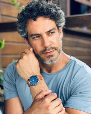 Diego Cristo Instagram - O Natal chegando, tempo de festas, se presentear e presentear alguém com um relógio da Vivara é mais que especial, é inesquecível.

#MovadoWatches 
#vivarawatches
@vivaraonline