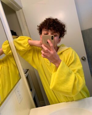 Diego Martir Instagram - 💛📒🔑☀️🍌
tag 10 friends for a TBH
in your DM 🥵