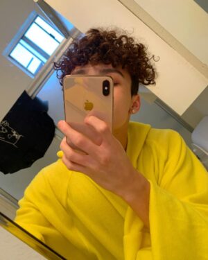 Diego Martir Instagram - 💛📒🔑☀️🍌
tag 10 friends for a TBH
in your DM 🥵