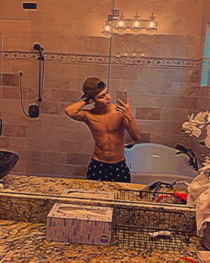 Diego Martir Instagram - another mirror pic 🧍🏻‍♂️