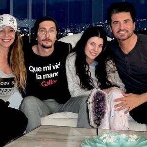 Diego Olivera Instagram - Feliz día a todas las Madres del mundo y muy especialmente para las mamás argentinas donde se celebra su día. Tuve y tengo la suerte de estar rodeado de mujeres inteligentes y brillantes pero sobre todo “amorosas”. Porque el AMOR lo es todo. No existen manuales que enseñen a vivir pero estoy muy seguro que el ingrediente mágico es el AMOR. Gracias a mis amadas: @monicaayos ❤️ a mi mamá @teresawalger ❤️ y aunque ya no está físicamente mi abuela #auaua que me enseñó mucho más que cualquier libro de “Ética y Dignidad”. #diadelamadre #madre #mama #amor #lifestyle