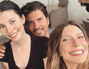 Diego Olivera Instagram - Feliz día a todas las Madres del mundo y muy especialmente para las mamás argentinas donde se celebra su día. Tuve y tengo la suerte de estar rodeado de mujeres inteligentes y brillantes pero sobre todo “amorosas”. Porque el AMOR lo es todo. No existen manuales que enseñen a vivir pero estoy muy seguro que el ingrediente mágico es el AMOR. Gracias a mis amadas: @monicaayos ❤️ a mi mamá @teresawalger ❤️ y aunque ya no está físicamente mi abuela #auaua que me enseñó mucho más que cualquier libro de “Ética y Dignidad”. #diadelamadre #madre #mama #amor #lifestyle