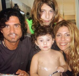 Diego Olivera Instagram - Feliz Cumple hija de mi vidaaaa!!! ❤️❤️👏❤️ @vickydoll22 te amo tanto y me hace muy feliz verte tan contenta. 20 Años 🤦🏻‍♂️👏👏👏👏 vive mucho. Vive bien. Vive plena… y siempre en armonía. Mi “random” para un día TAN pero tan especial. Un 22 de Marzo a las 15:11 hs en Bs. As.  Argentina fui papá de una Niña (ya hoy una mujer) que me cambió la vida para siempre. Y para MARAVILLARME aún más de esta vida llena de felicidad. Te amo ❤️
