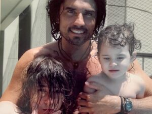 Diego Olivera Instagram - “Incluso antes de que llegaras yo ya vivía enamorado de ti y a veces, no pocas, te extrañaba como si supiera que me hacías falta”. Julio Cortázar, Rayuela. 20 AÑOS!!!! No voy a decirte nada por aquí que no te haya dicho a solas mi amor ❤️ @monicaayos Tampoco voy a dejar de ser obvio y cursi.Además nos lo merecemos jajajajaja Tampoco voy a dejar de GRITAR con toda mi alma y a los cuatro vientos: GRACIAS a la Vida  por haberme regalado 20 años junto a ella. Gracias al tiempo por regalarnos la coincidencia. Por ofrecernos la sincronía. Te amo vida… porque junto con tu ser vinieron unos “quienes” que me regalan instantes únicos todos los días con su presencia. Uds me enseñan todos y cada uno de mis pasos. Te amo. Los amo. @federicoayos @vickydoll22 #familia #aniversario #29 #happy #aniversary #online #focus #vida