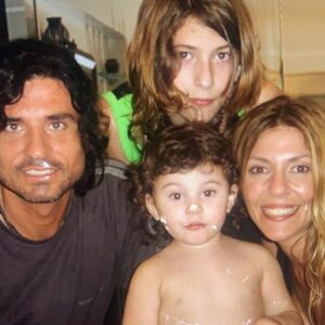 Diego Olivera Instagram - “Incluso antes de que llegaras yo ya vivía enamorado de ti y a veces, no pocas, te extrañaba como si supiera que me hacías falta”. Julio Cortázar, Rayuela. 20 AÑOS!!!! No voy a decirte nada por aquí que no te haya dicho a solas mi amor ❤️ @monicaayos Tampoco voy a dejar de ser obvio y cursi.Además nos lo merecemos jajajajaja Tampoco voy a dejar de GRITAR con toda mi alma y a los cuatro vientos: GRACIAS a la Vida  por haberme regalado 20 años junto a ella. Gracias al tiempo por regalarnos la coincidencia. Por ofrecernos la sincronía. Te amo vida… porque junto con tu ser vinieron unos “quienes” que me regalan instantes únicos todos los días con su presencia. Uds me enseñan todos y cada uno de mis pasos. Te amo. Los amo. @federicoayos @vickydoll22 #familia #aniversario #29 #happy #aniversary #online #focus #vida