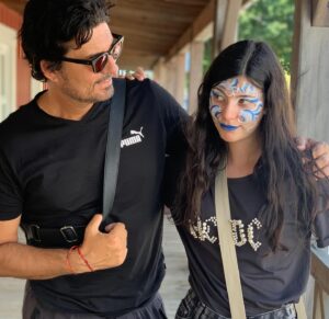 Diego Olivera Instagram - Feliz Cumple hija de mi vidaaaa!!! ❤️❤️👏❤️ @vickydoll22 te amo tanto y me hace muy feliz verte tan contenta. 20 Años 🤦🏻‍♂️👏👏👏👏 vive mucho. Vive bien. Vive plena… y siempre en armonía. Mi “random” para un día TAN pero tan especial. Un 22 de Marzo a las 15:11 hs en Bs. As.  Argentina fui papá de una Niña (ya hoy una mujer) que me cambió la vida para siempre. Y para MARAVILLARME aún más de esta vida llena de felicidad. Te amo ❤️