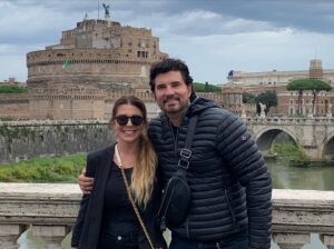 Diego Olivera Instagram - “Incluso antes de que llegaras yo ya vivía enamorado de ti y a veces, no pocas, te extrañaba como si supiera que me hacías falta”. Julio Cortázar, Rayuela. 20 AÑOS!!!! No voy a decirte nada por aquí que no te haya dicho a solas mi amor ❤️ @monicaayos Tampoco voy a dejar de ser obvio y cursi.Además nos lo merecemos jajajajaja Tampoco voy a dejar de GRITAR con toda mi alma y a los cuatro vientos: GRACIAS a la Vida  por haberme regalado 20 años junto a ella. Gracias al tiempo por regalarnos la coincidencia. Por ofrecernos la sincronía. Te amo vida… porque junto con tu ser vinieron unos “quienes” que me regalan instantes únicos todos los días con su presencia. Uds me enseñan todos y cada uno de mis pasos. Te amo. Los amo. @federicoayos @vickydoll22 #familia #aniversario #29 #happy #aniversary #online #focus #vida