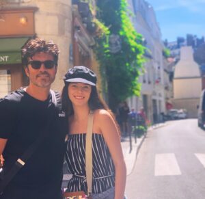 Diego Olivera Instagram - Feliz Cumple hija de mi vidaaaa!!! ❤️❤️👏❤️ @vickydoll22 te amo tanto y me hace muy feliz verte tan contenta. 20 Años 🤦🏻‍♂️👏👏👏👏 vive mucho. Vive bien. Vive plena… y siempre en armonía. Mi “random” para un día TAN pero tan especial. Un 22 de Marzo a las 15:11 hs en Bs. As.  Argentina fui papá de una Niña (ya hoy una mujer) que me cambió la vida para siempre. Y para MARAVILLARME aún más de esta vida llena de felicidad. Te amo ❤️