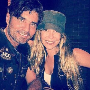 Diego Olivera Instagram - “Incluso antes de que llegaras yo ya vivía enamorado de ti y a veces, no pocas, te extrañaba como si supiera que me hacías falta”. Julio Cortázar, Rayuela. 20 AÑOS!!!! No voy a decirte nada por aquí que no te haya dicho a solas mi amor ❤️ @monicaayos Tampoco voy a dejar de ser obvio y cursi.Además nos lo merecemos jajajajaja Tampoco voy a dejar de GRITAR con toda mi alma y a los cuatro vientos: GRACIAS a la Vida  por haberme regalado 20 años junto a ella. Gracias al tiempo por regalarnos la coincidencia. Por ofrecernos la sincronía. Te amo vida… porque junto con tu ser vinieron unos “quienes” que me regalan instantes únicos todos los días con su presencia. Uds me enseñan todos y cada uno de mis pasos. Te amo. Los amo. @federicoayos @vickydoll22 #familia #aniversario #29 #happy #aniversary #online #focus #vida
